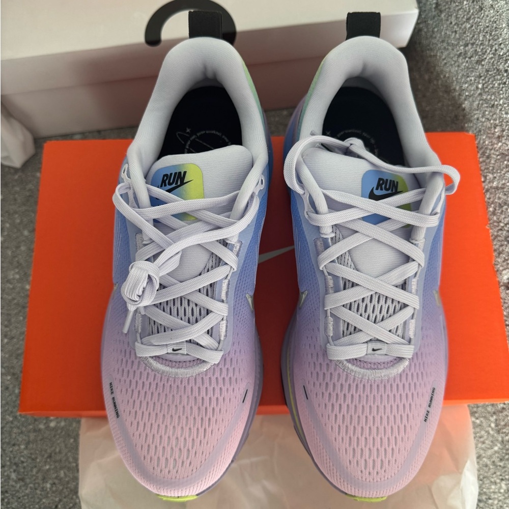 Nike Women's Bomoro 18 SE - Sz 8.5. Brand new with tags.